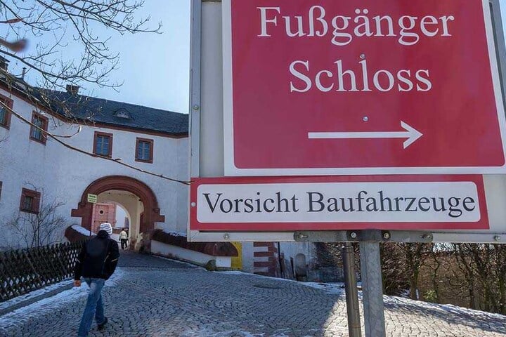Die Brücke von Schloss Augustusburg wird für 900 000 Euro saniert. Eine Umleitung für Fußgänger ist ausgeschildert.