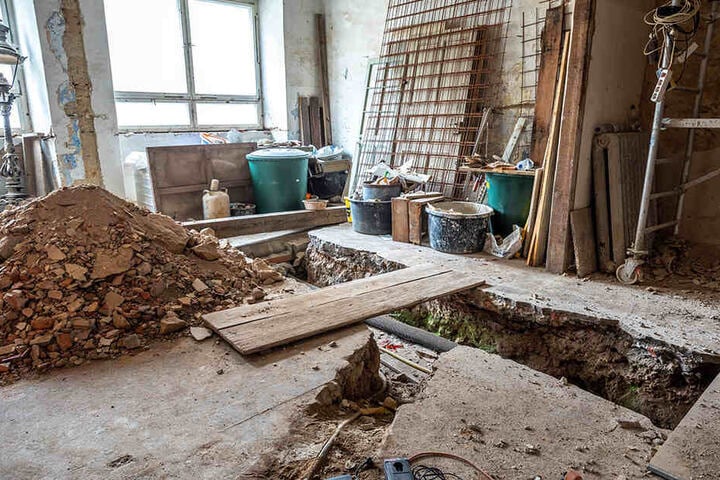 Das Innere des Gebäudes ist eine Baustelle: Mittlerweile geht es aber voran in Sachen Ferienwohnung.
