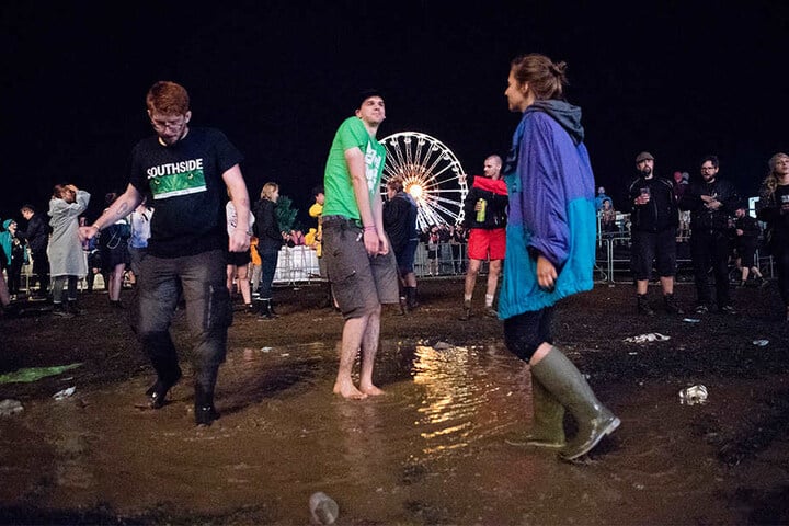 Regenschauer und Matsch konnten den Feiernden am Freitagabend nicht die Laune verderben.