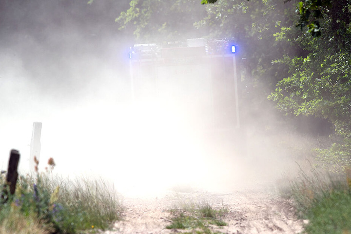 Ein Feuerwehrfahrzeug auf dem Weg zum Unfallort.
