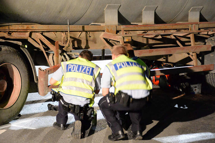 Polizisten untersuchen den Anhänger des Treckers.