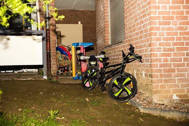 Das Spielzeug im Garten lässt vermuten: Die Kinder müssen noch recht jung gewesen sein. Foto: www.christian-mathiesen.de