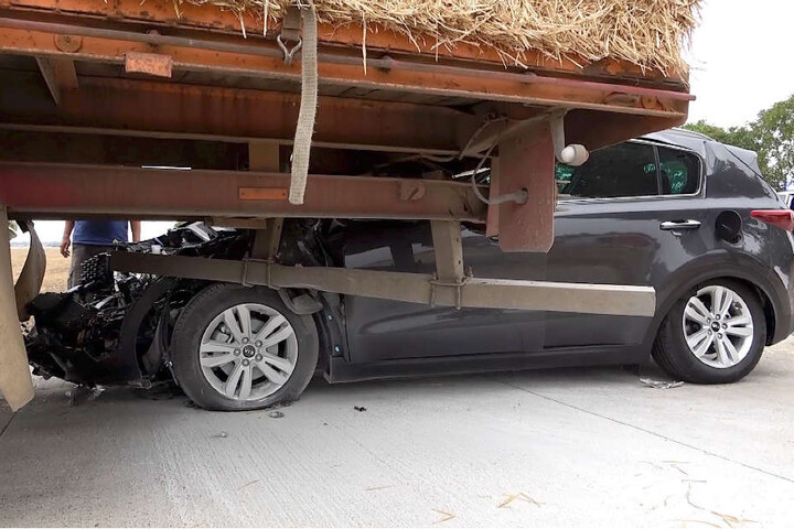 Wie durch ein Wunder wurden die Insassen des Unfallwagens kaum verletzt.