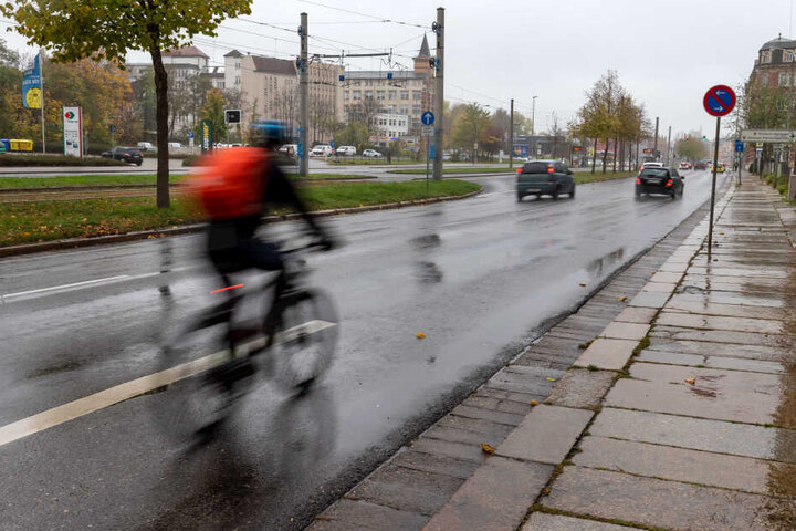 Auf der Zwickauer Straße endet kurz vor der Kreuzung zur Barbarossa-/Goethestraße der Radweg.