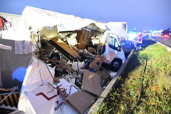 Ein Blick auf das Trümmerfeld nach dem Unfall.