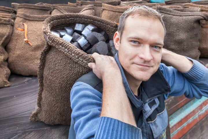 Brennstoffhändler Markus Walther (30) schleppt manchmal bis zu fünf Tonnen
Kohle am Tag auf seinem Rücken