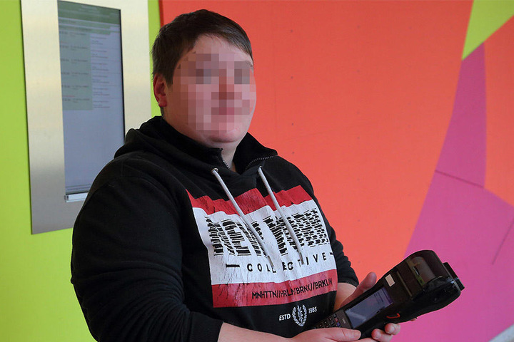 Kontrolleurin Katrin L. (29) ist wieder im Dienst, erhält Schmerzensgeld. Die Buslinie 70 meidet sie nach dem brutalen Angriff.