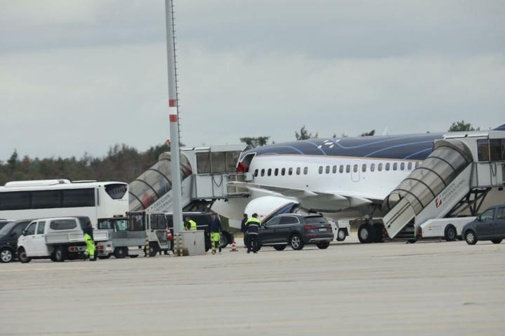 Die Mannschaft stieg direkt vom Flieger in den Bus.