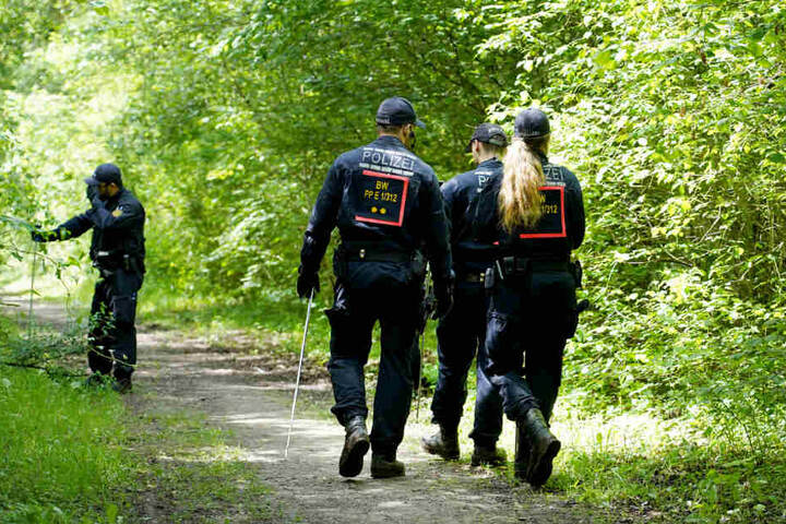 Polizisten suchen die Umgebung nach dem Fund einer Frauenleiche Ende Mai ab.