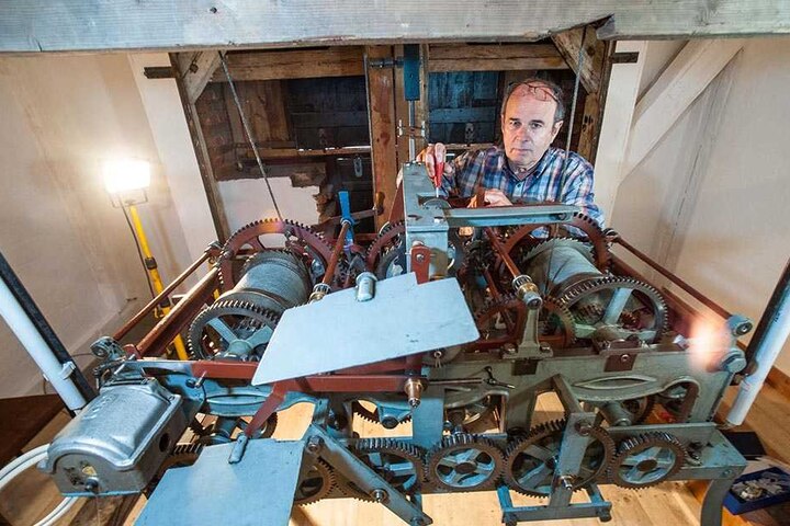 Der Herr der Zeit: Uhrmachermeister
Hans-Ulrich Walter aus Werdau kümmert
sich nicht das erste Mal um die Plauener
Rathausuhr.