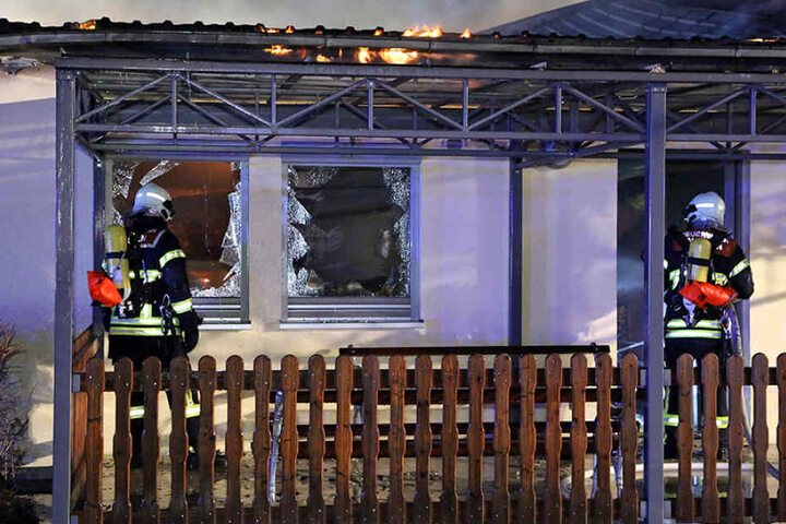 Durch Türen und Fenster versuchten die Kameraden den Brand zu löschen.