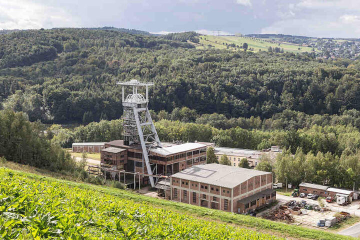 Fördertürme und Zechenanlagen prägen die hügelige Landschaft des Erzgebirges bis heute.