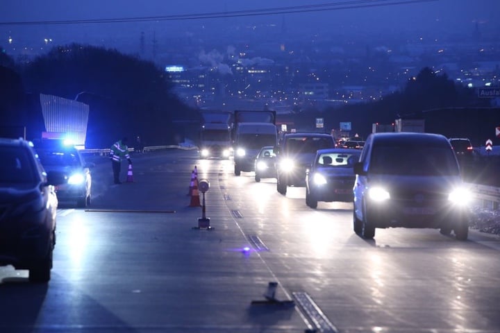 Wegen der Bergungsarbeiten bildete sich ein kilometerlanger Stau auf der A4.
