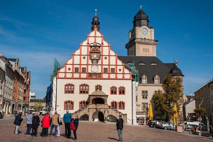 Das Alte Plauener
Rathaus,
1382 erstmals
erwähnt, mit
der legendären
Rathausuhr, ist
das Wahrzeichen
der Stadt.