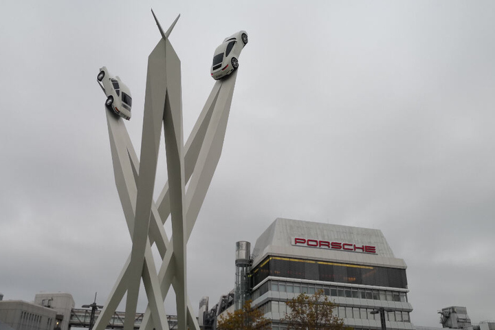 An der Skulptur hängen normalerweise drei verschiedene Porsche Modelle.