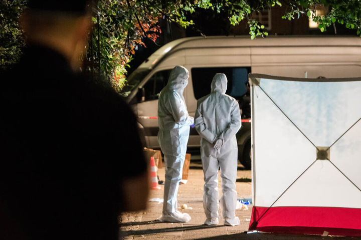 Polizisten untersuchen nach dem Mord den Tatort. (Archivbild)