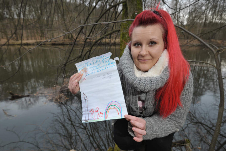 In Penig fischte Olivia Semper (27) die Flaschenpost aus der Mulde.