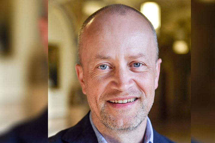 Im Frühjahr war noch alles gut - inzwischen ist Mathias Hofmann (51), Chef
der Kindervereinigung, das Lachen vergangen.