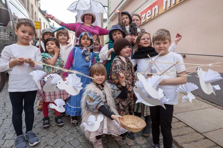 Kinder der Igel Gruppe des Kindergarten "Buchholzer Waldzwerge" spielten eine Kurzversion von "Drei Haselnüsse für Aschenbrödel".
