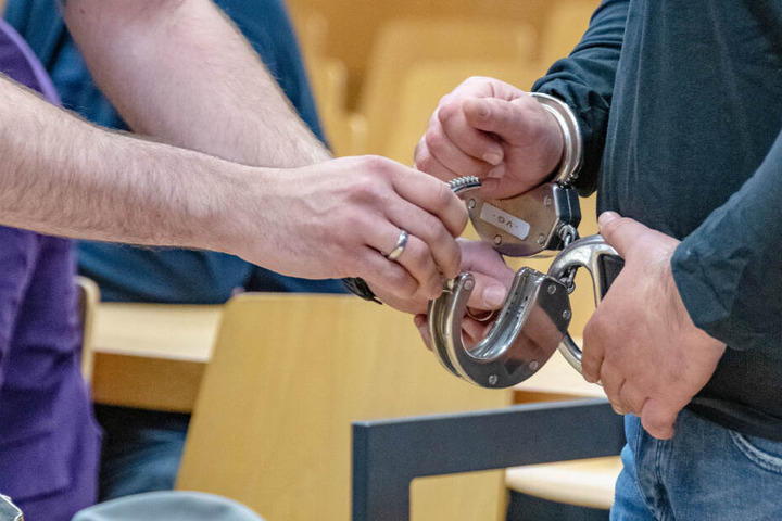 Ein 57 Jahre alter Mann wurde zu zwei Jahren und acht Monaten Gefängnis verurteilt. (Symbolbild)