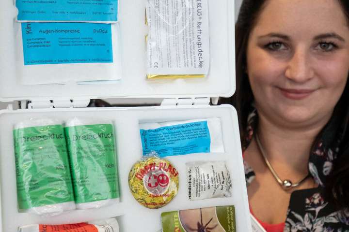Nicole Lehmann präsentiert den Kinder-Baby-Notfall-Koffer "KiBaNoK" während der Neuheitenschau zur Internationalen Erfindermesse "iENA".