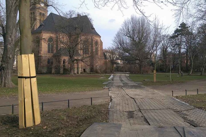 Der aufgeweichte Parkboden wurde durch einen provisorischen "Bauweg" hinter der Lutherkirche abgedeckt und stabilisiert.