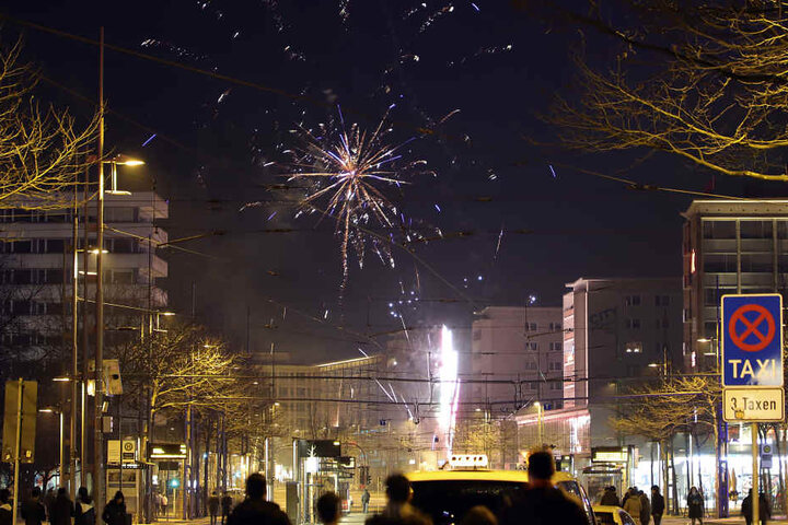 In Chemnitz beobachteten zahlreiche Menschen in der Innenstadt das Feuerwerk.