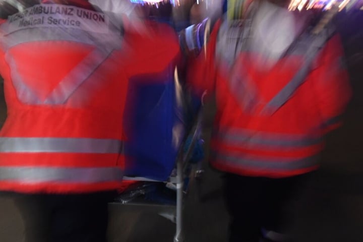 Der Betrunkene ließ die Retter nicht in Ruhe arbeiten. (Symbolbild)