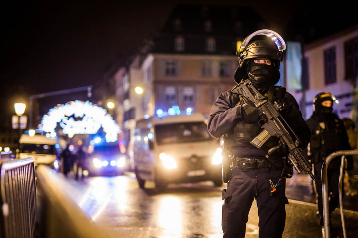 Spezialkräfte sichern den Zugang zur Straßburger Altstadt.