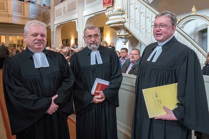 Die Pfarrer Andreas Richter (55, l.), Manfred Bauer (77) und Ulf Peters (57)
lockten die Gläubigen mit einer Wette.