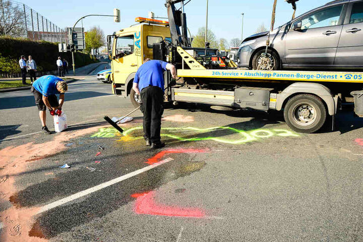 Ausgelaufene Betriebsstoffe mussten entfernt werden.