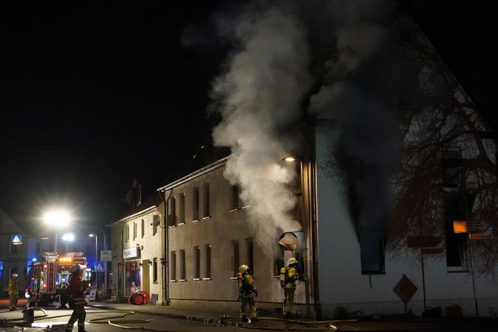 Rauch steigt aus dem Haus.