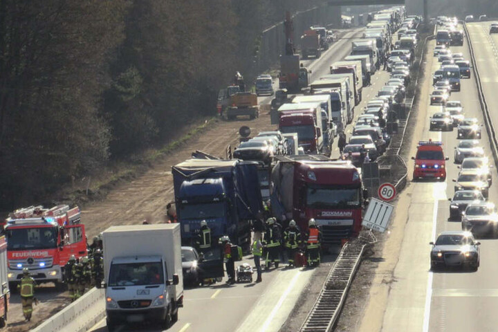 Aufgrund der Bergungs-Arbeiten bildete sich ein kilometerlanger Stau.