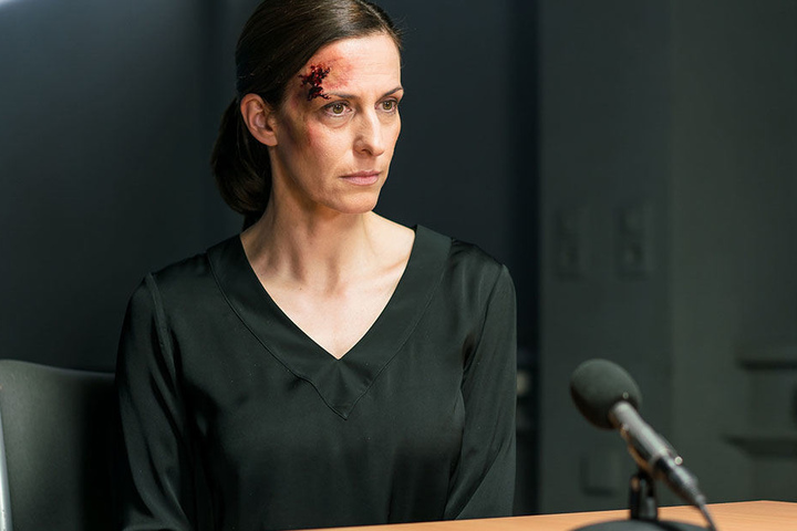 Katrin Flemming wird von der Polizei vernommen.