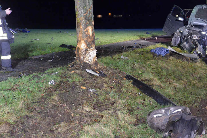 Auch an dem Baum sind die Spuren des Unfalls deutlich sichtbar.