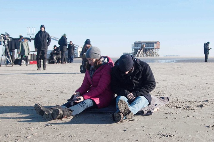 Am Strand von St. Peter Ording wurden die letzten Szenen mit Bommel (re.) und seiner Freundin Katrin gedreht.