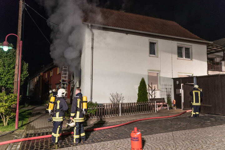 Beim Eintreffen der Feuerwehr drang schon dichter Rauch aus dem Haus.