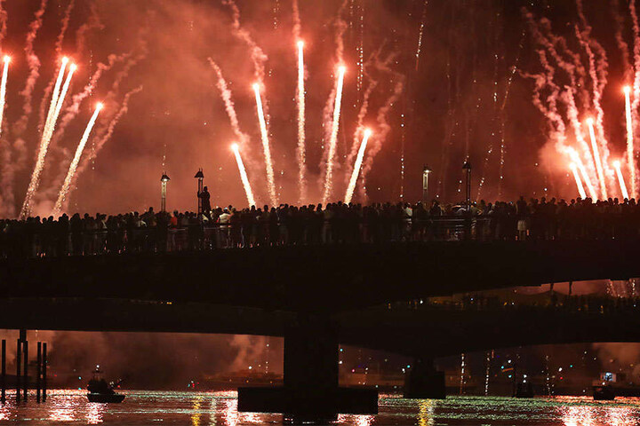 Die über den Rhein führenden Brücken waren während des Seenachtfestes prall gefüllt.