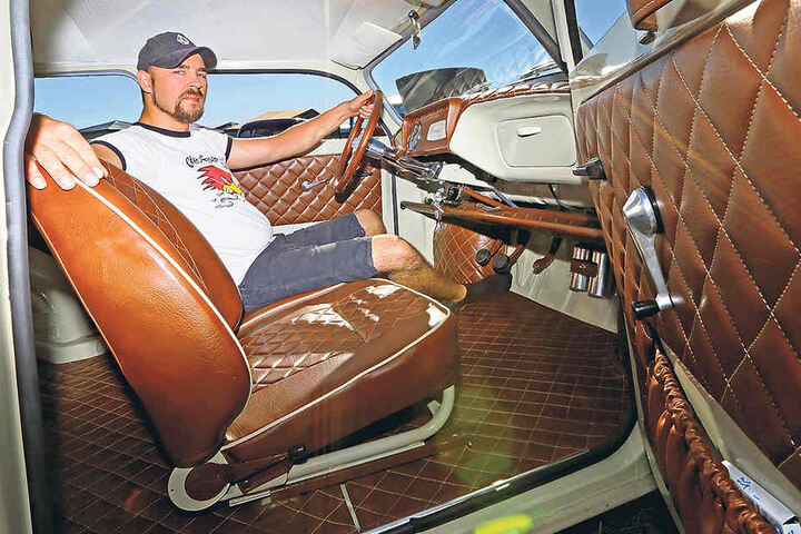 Florian Mann (29) sitzt stolz in seinem Prunkstück - einem Trabi im Amerika-Stil.