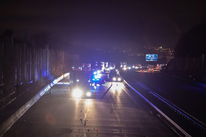 Durch die Wucht des Aufpralls verteilten sich Trümmerteile über die gesamte Autobahn, sodass diese für den Verkehr für über eine Stunde gesperrt werden musste.
