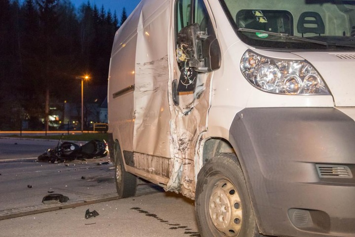 Der Motorradfahrer war mit voller Wucht in den Transporter gekracht.