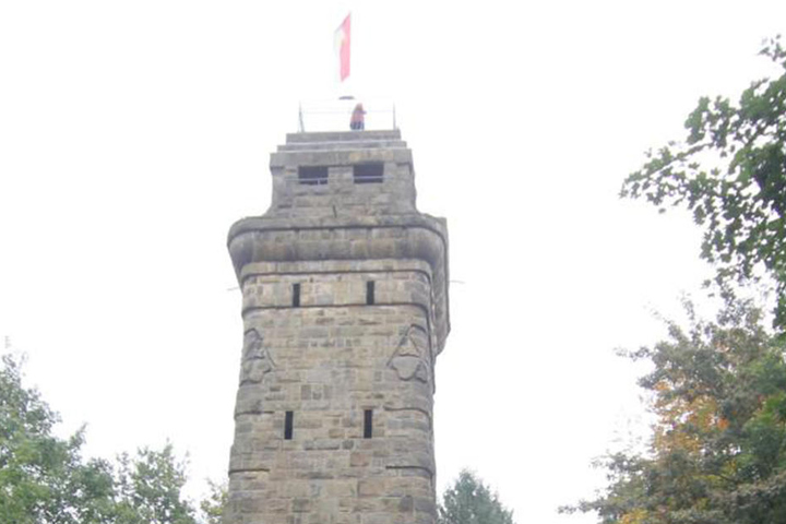 Der Bismarckturm ist 23 Meter hoch und oben angekommen habt Ihr einen tollen Ausblick.