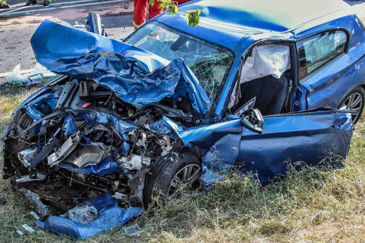 Der völlig demolierte BMW der 25-Jährigen.