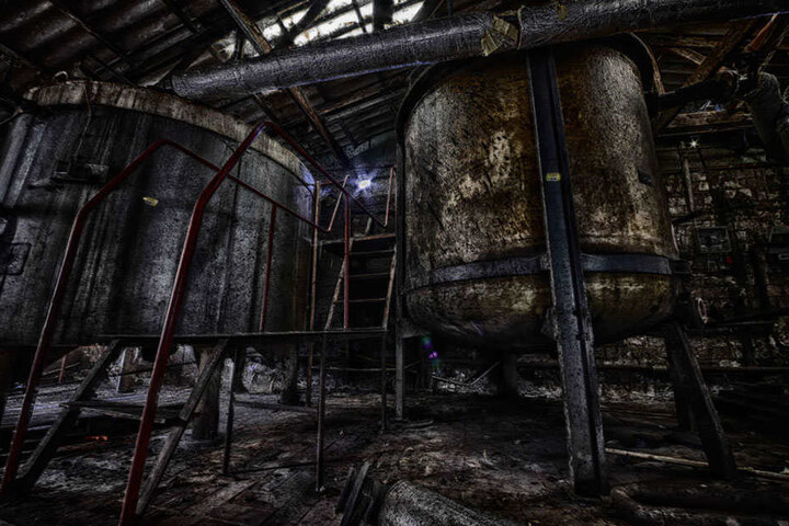 Große Tanks stehen in dieser Halle. Ihr Inhalt ist unbekannt.