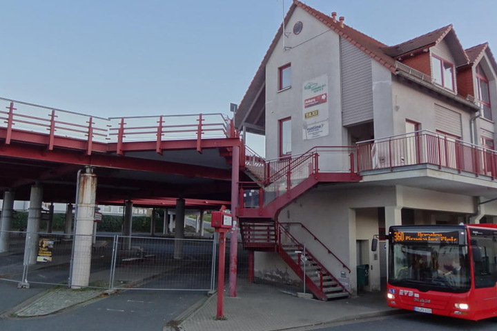 Investruine im Stadtzentrum: Der Busbahnhof samt Parkdeck und
Versorgungsgebäude kurz nach der Komplett-Sperrung.