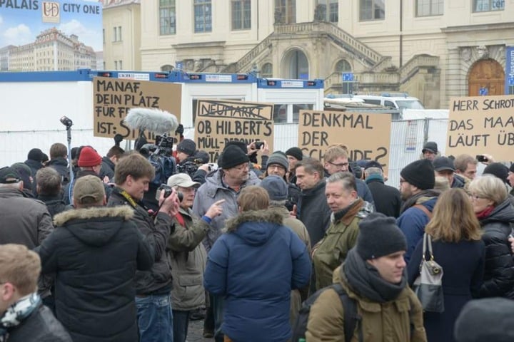 Mehr als einhundert Anhänger des islam- und fremdenfeindlichen Bündnisses waren vor der Frauenkirche.