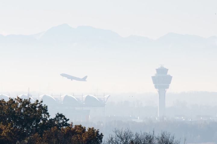 Über den Münchner Flughafen wollte die Frau das Kleinkind nach Schweden bringen. (Symbolbild)