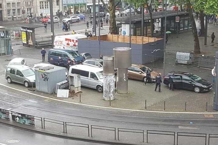Zahlreiche Zöllnerinnen und Zöllner der Finanzkontrolle Schwarzarbeit hatten auch am Kölner Neumarkt Nagelstudios kontrolliert.