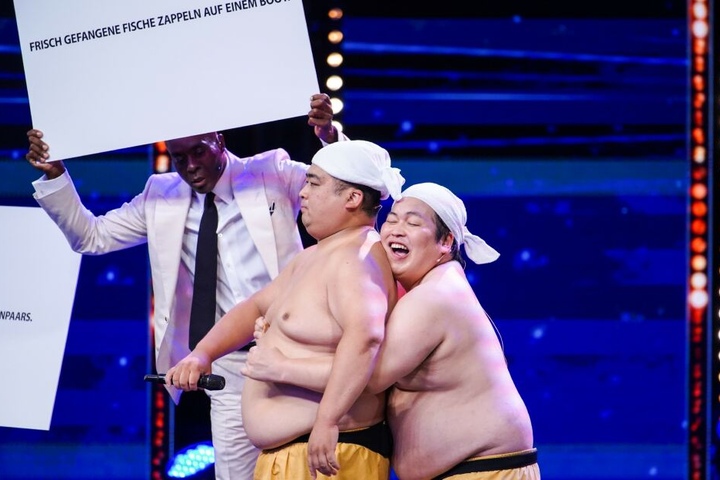 Das Duo "Yumbo Dump" zeigt vollen Oberkörpereinsatz.