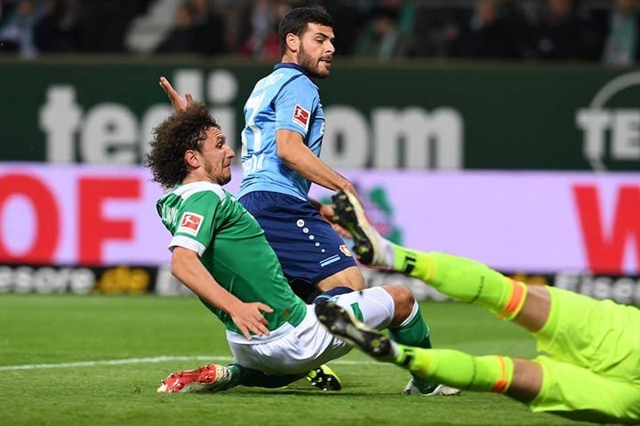 Kevin Volland (M) erzielt gegen Bremens Milos Veljkovic und Torwart Jiri Pavlenka das 0:1.